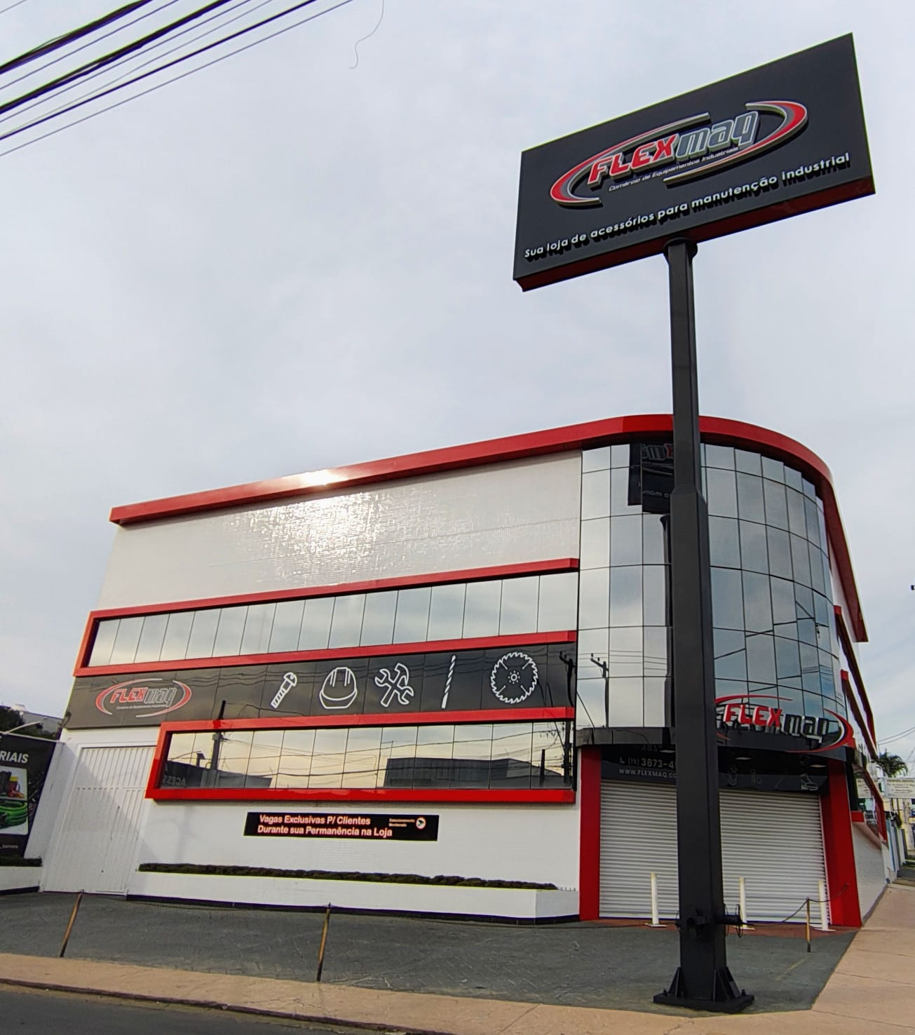 Interior da loja FlexMaq com prateleiras de produtos