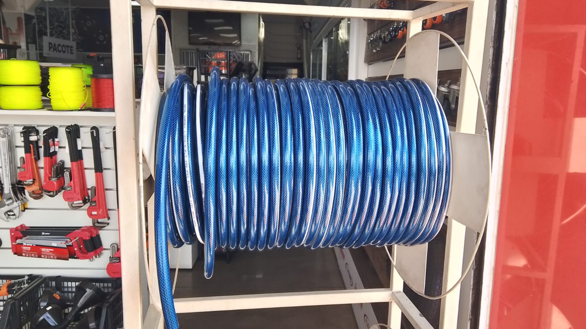 Rolo de mangueira industrial azul